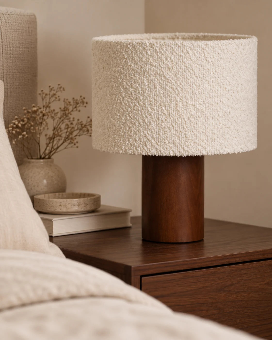 Lampe de chevet en bois marron et abat jour en laine bouclée