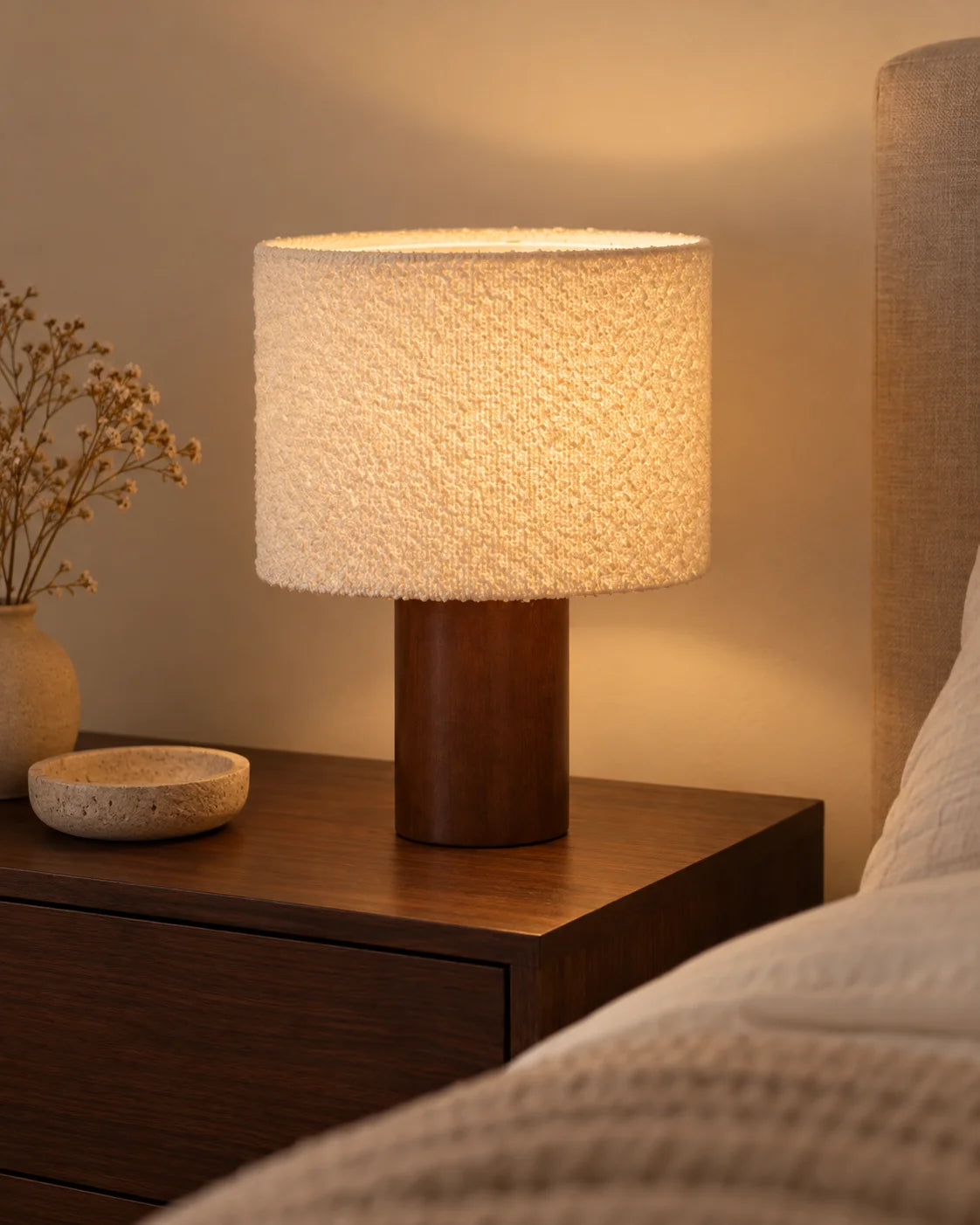 Lampe de chevet en bois marron et abat jour en laine bouclée