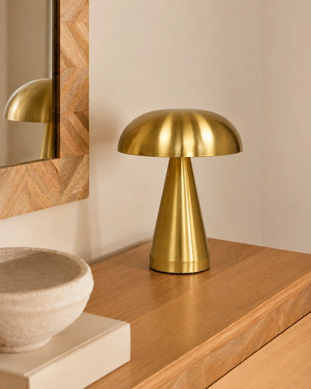 Lampe de chevet en métal dorée champignon