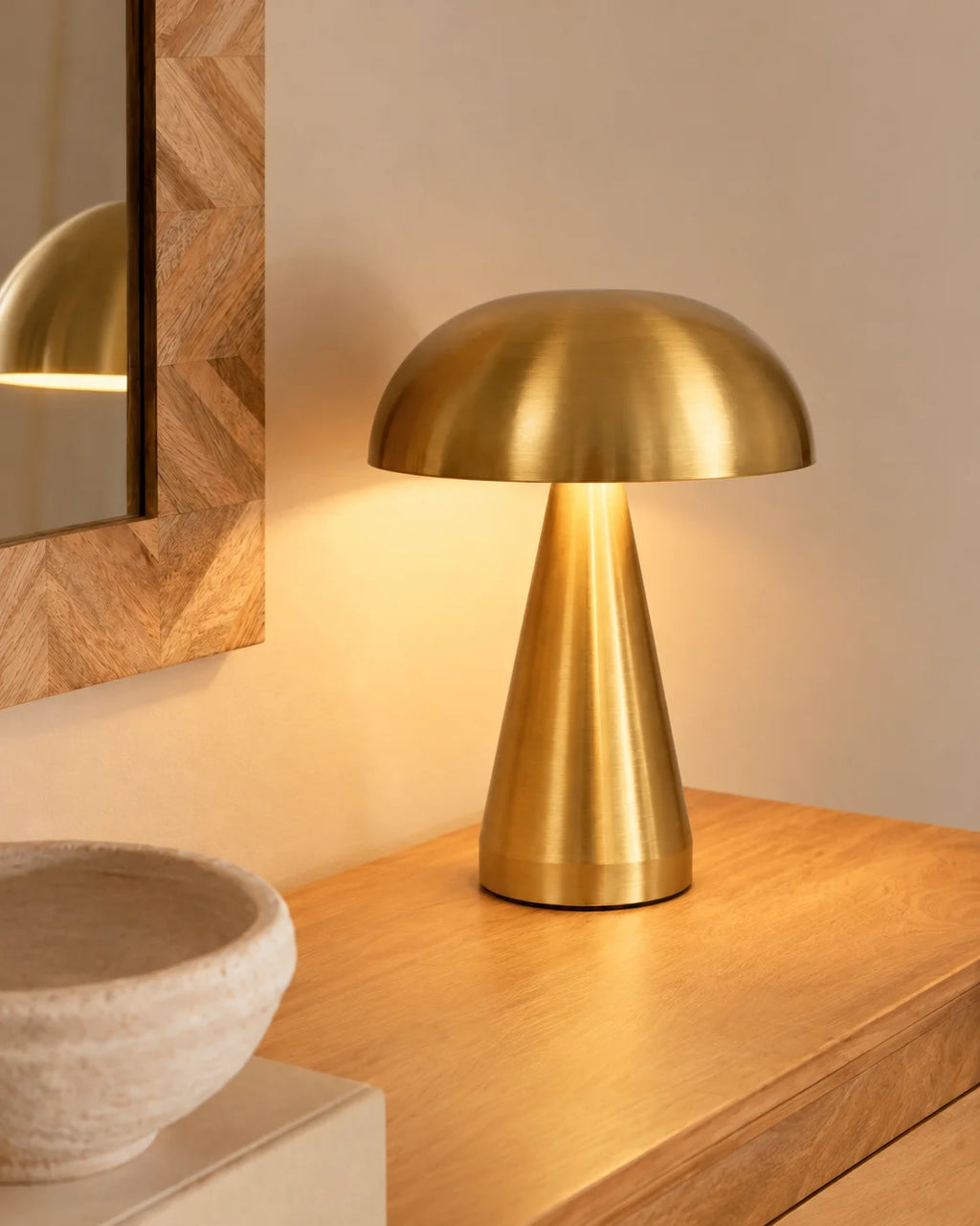 Lampe de chevet en métal dorée champignon