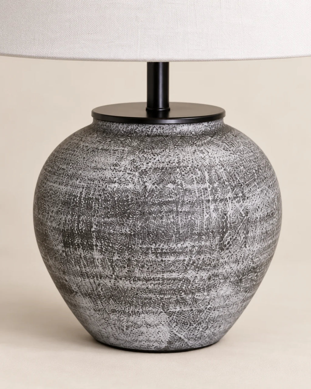 Lampe de chevet en céramique grise et abat jour blanc