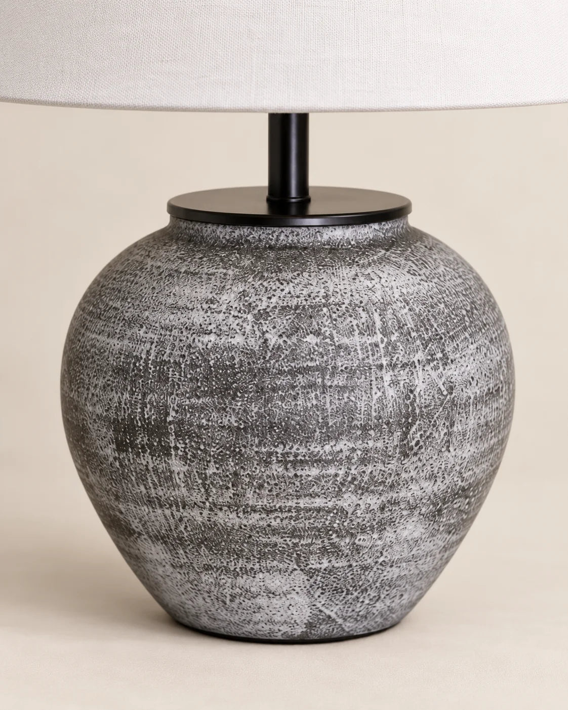 Lampe de chevet en céramique grise et abat jour blanc