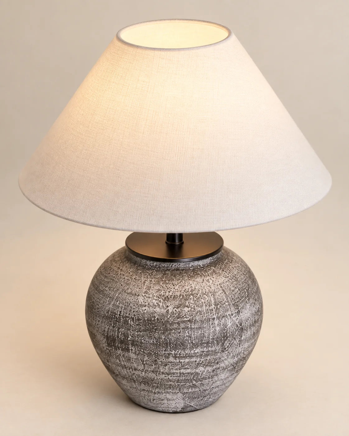 Lampe de chevet en céramique grise et abat jour blanc