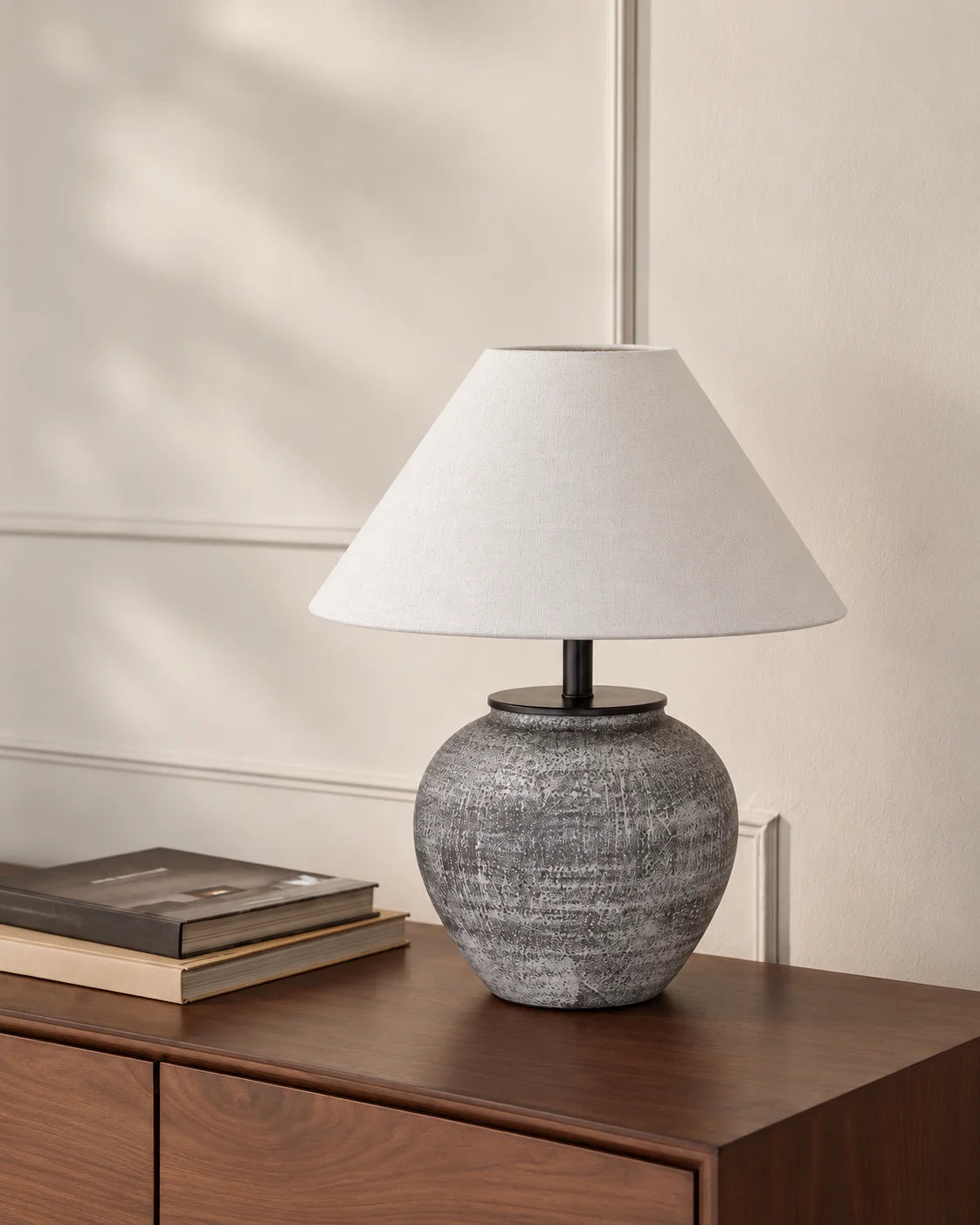 Lampe de chevet en céramique grise et abat jour blanc