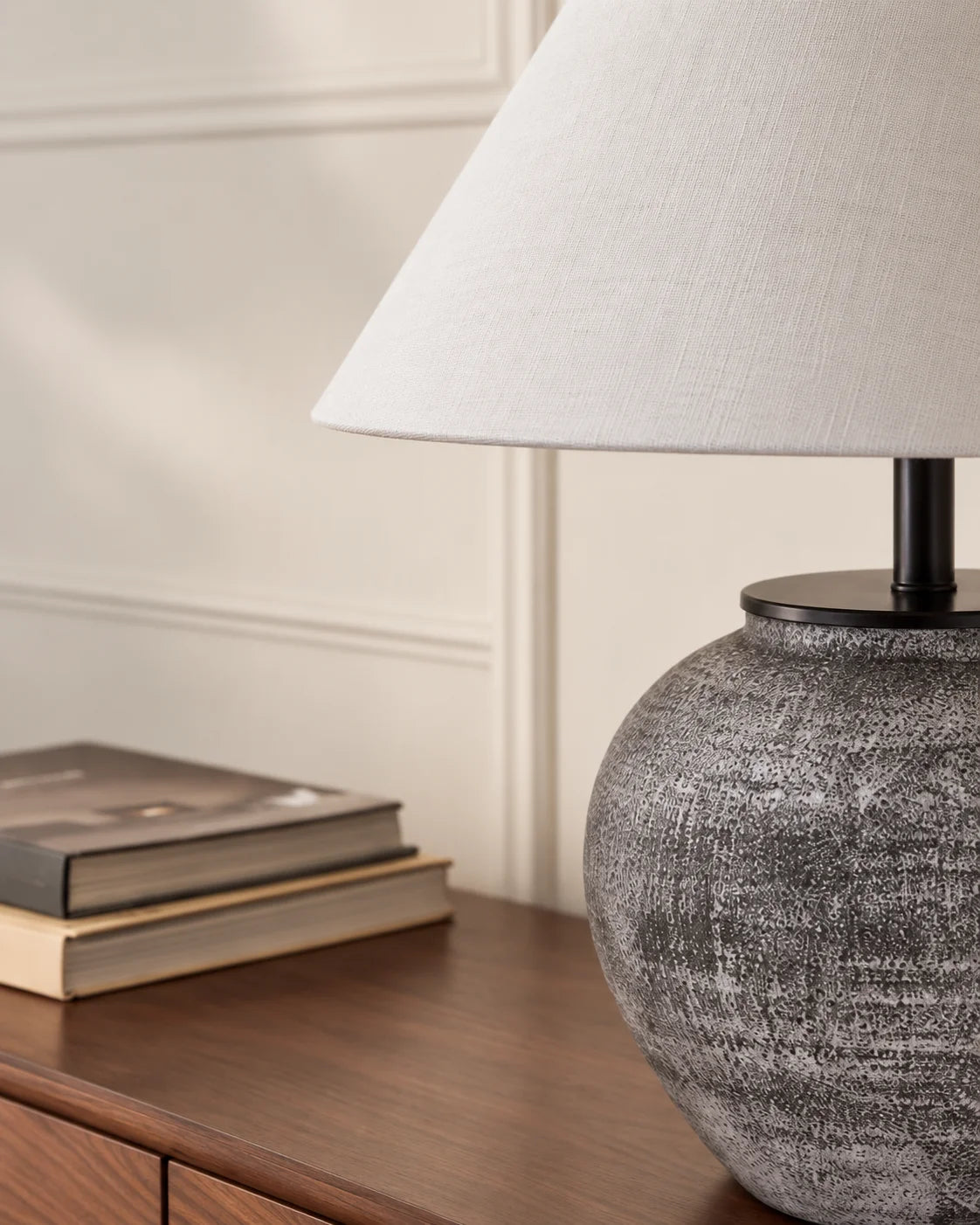 Lampe de chevet en céramique grise et abat jour blanc