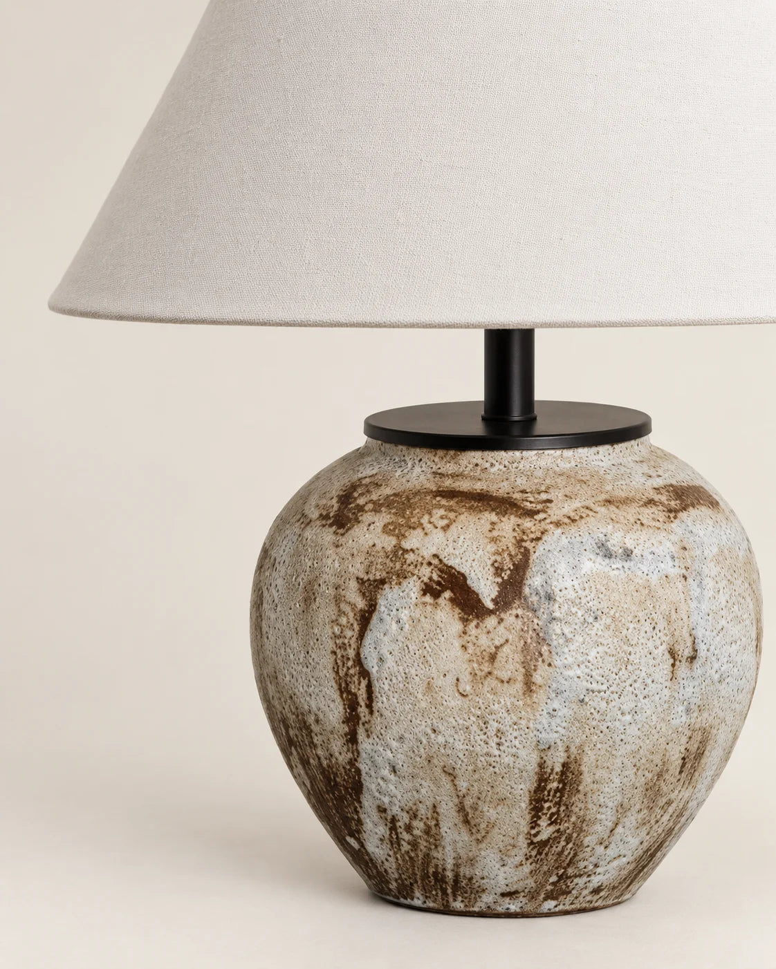Lampe de chevet en céramique de couleur avec abat jour blanc