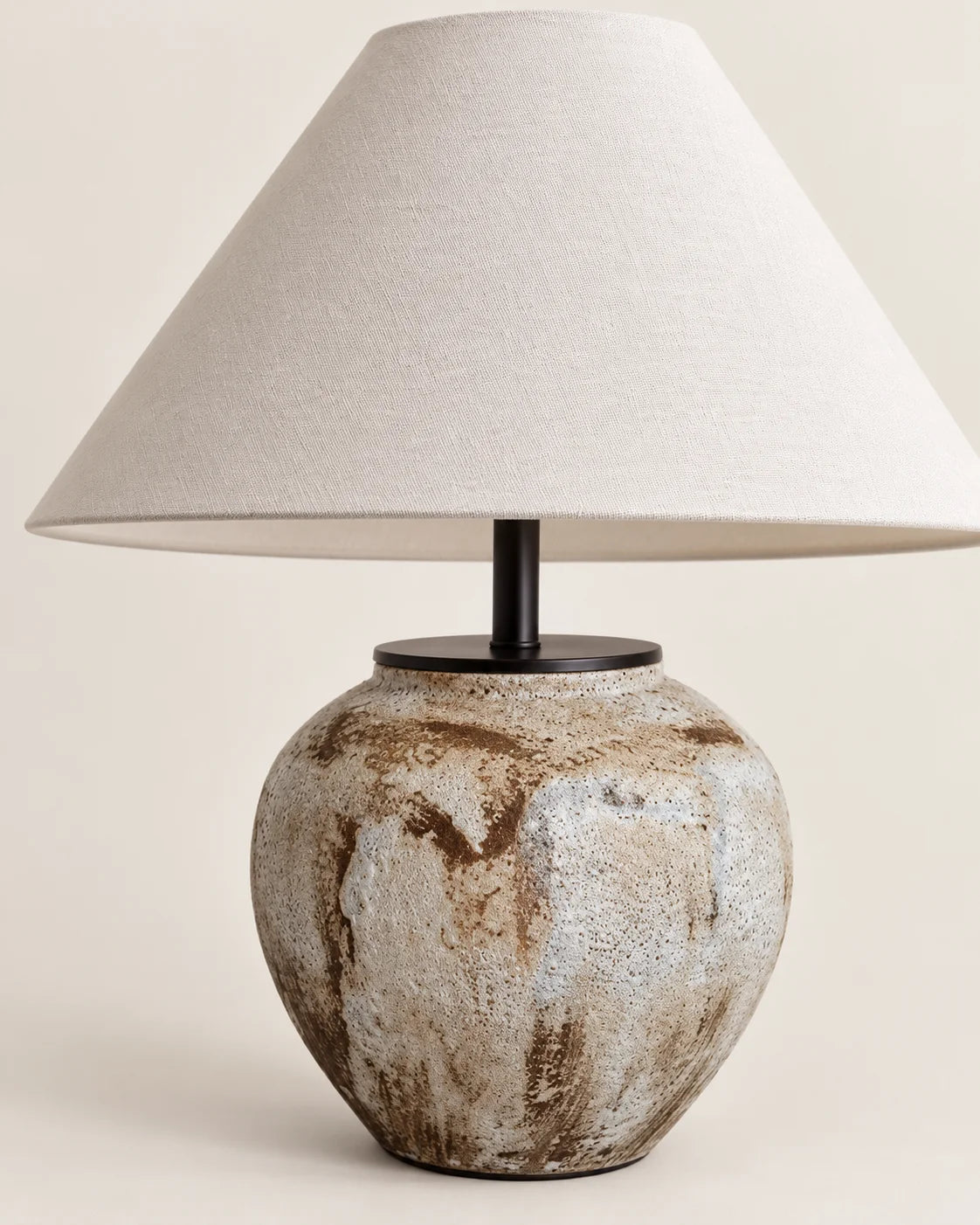 Lampe de chevet en céramique de couleur avec abat jour blanc