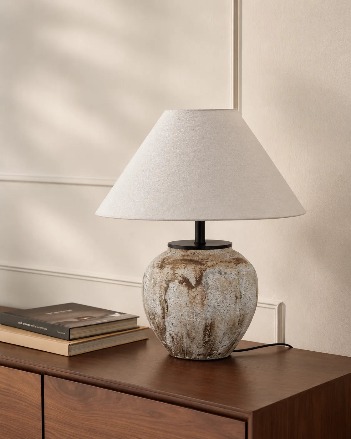 Lampe de chevet en céramique de couleur avec abat jour blanc