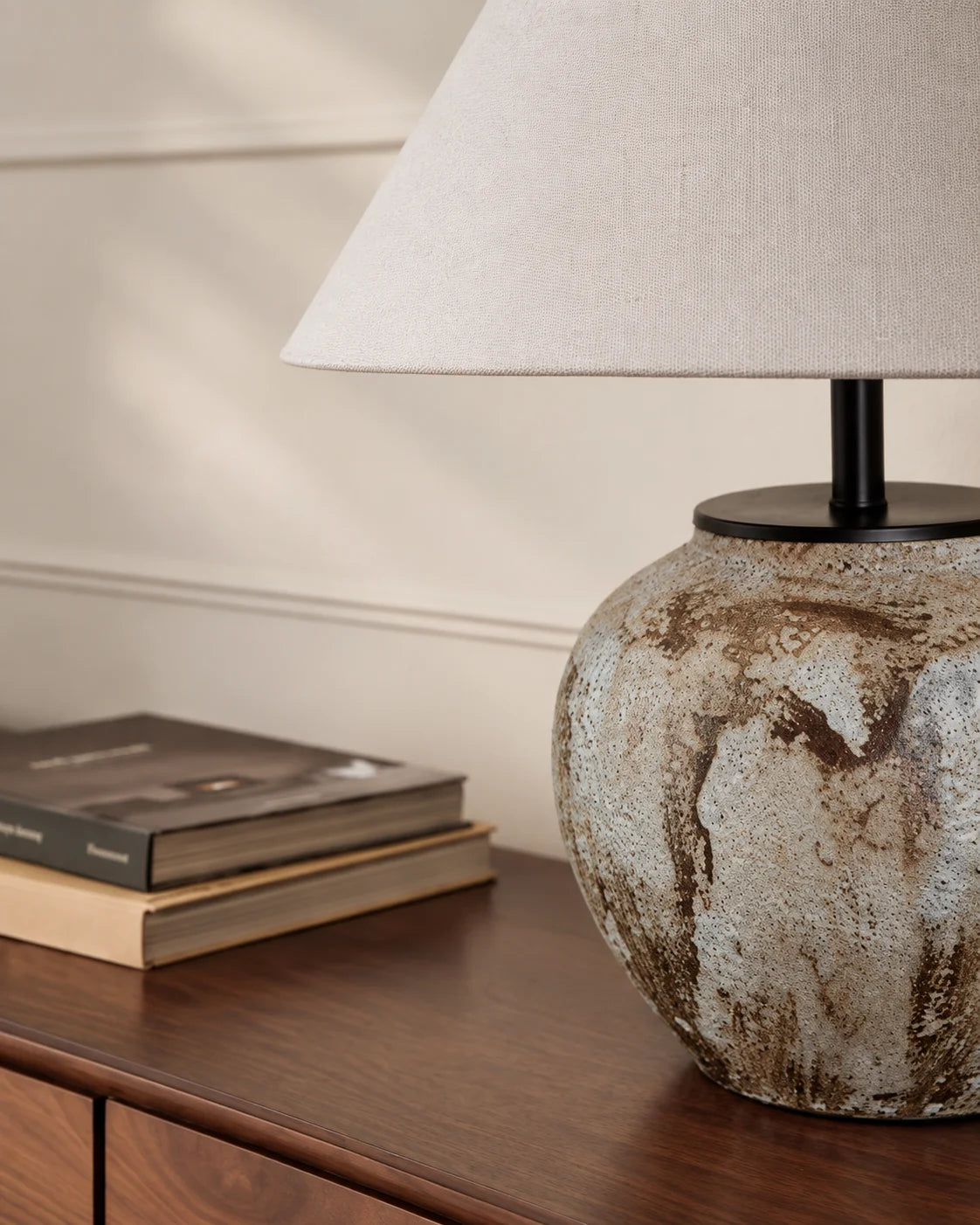 Lampe de chevet en céramique de couleur avec abat jour blanc