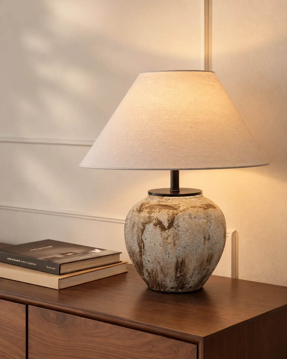 Lampe de chevet en céramique de couleur avec abat jour blanc