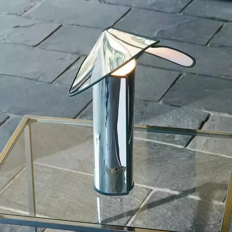 Lampe de chevet chapeau en métal design