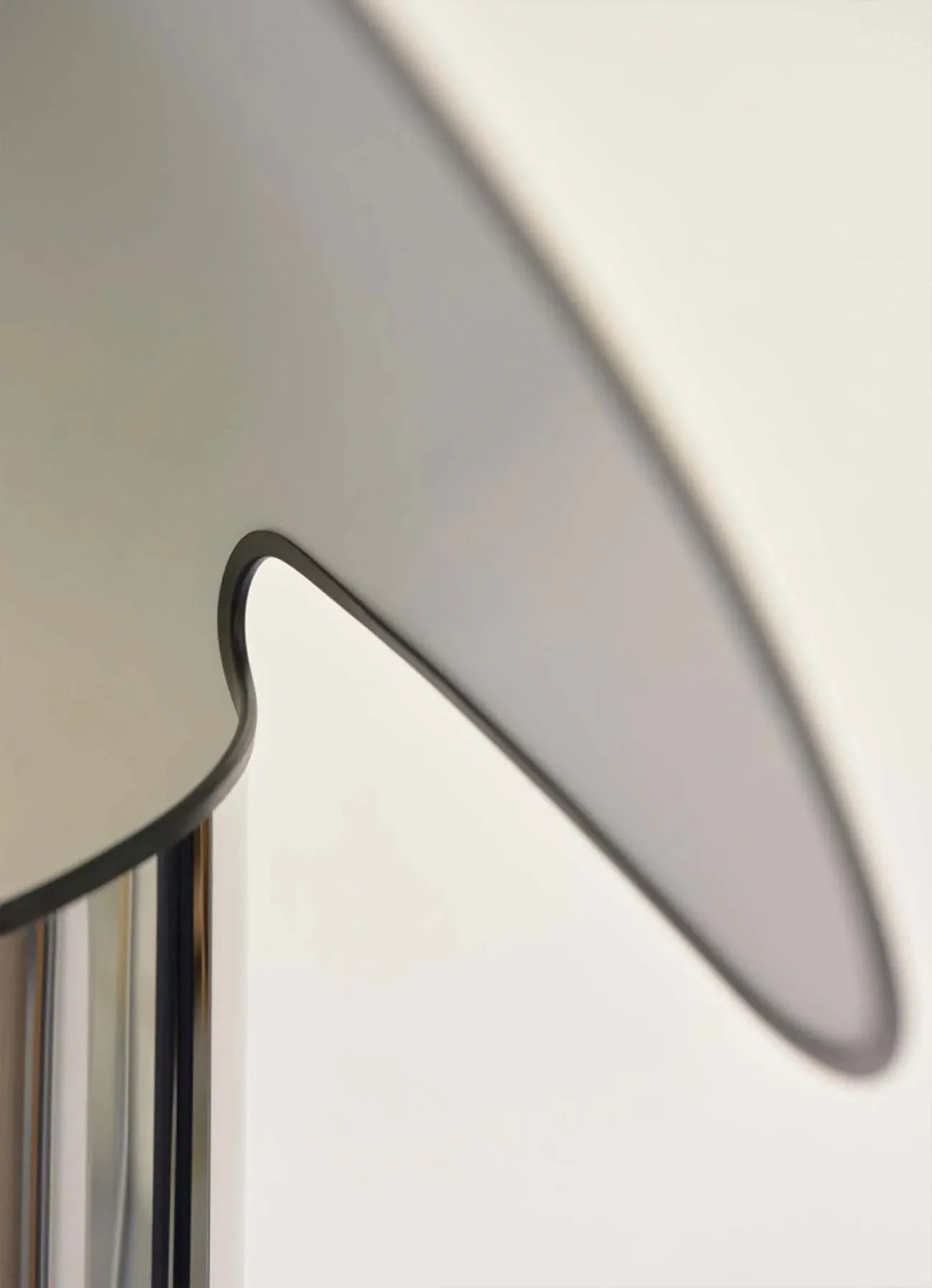Lampe de chevet chapeau en métal design