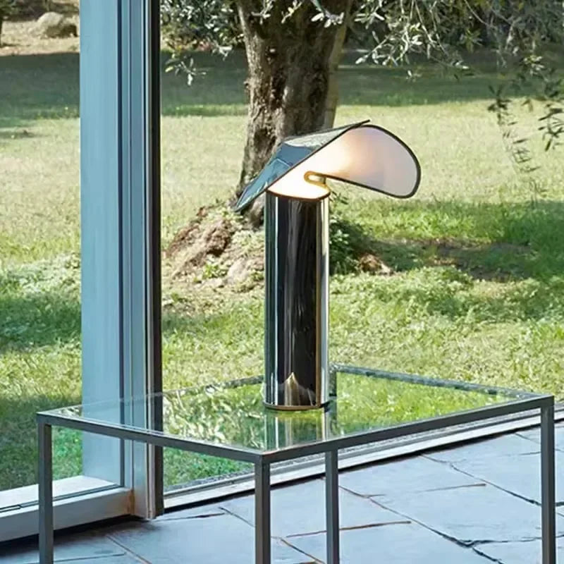 Lampe de chevet chapeau en métal design