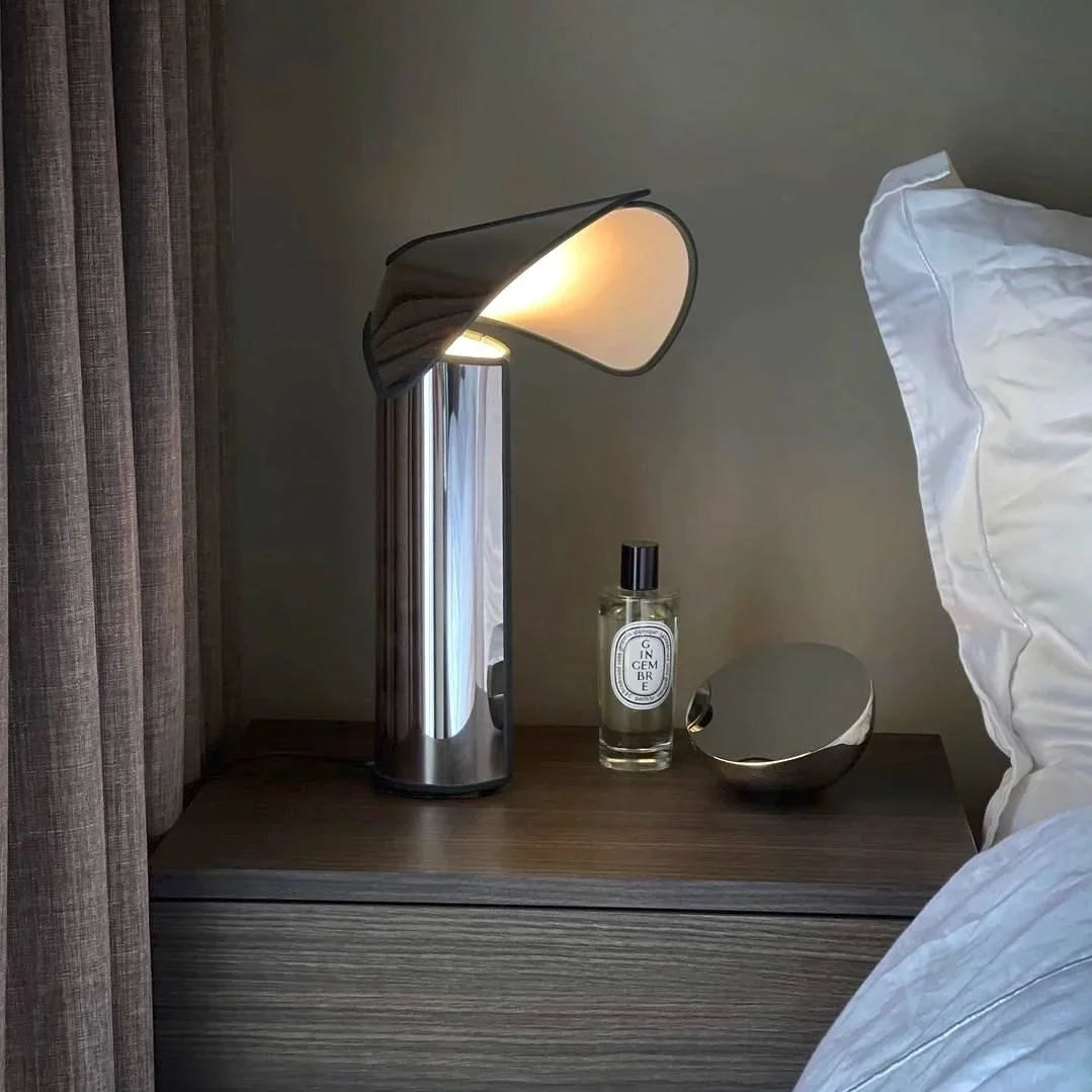 Lampe de chevet chapeau en métal design