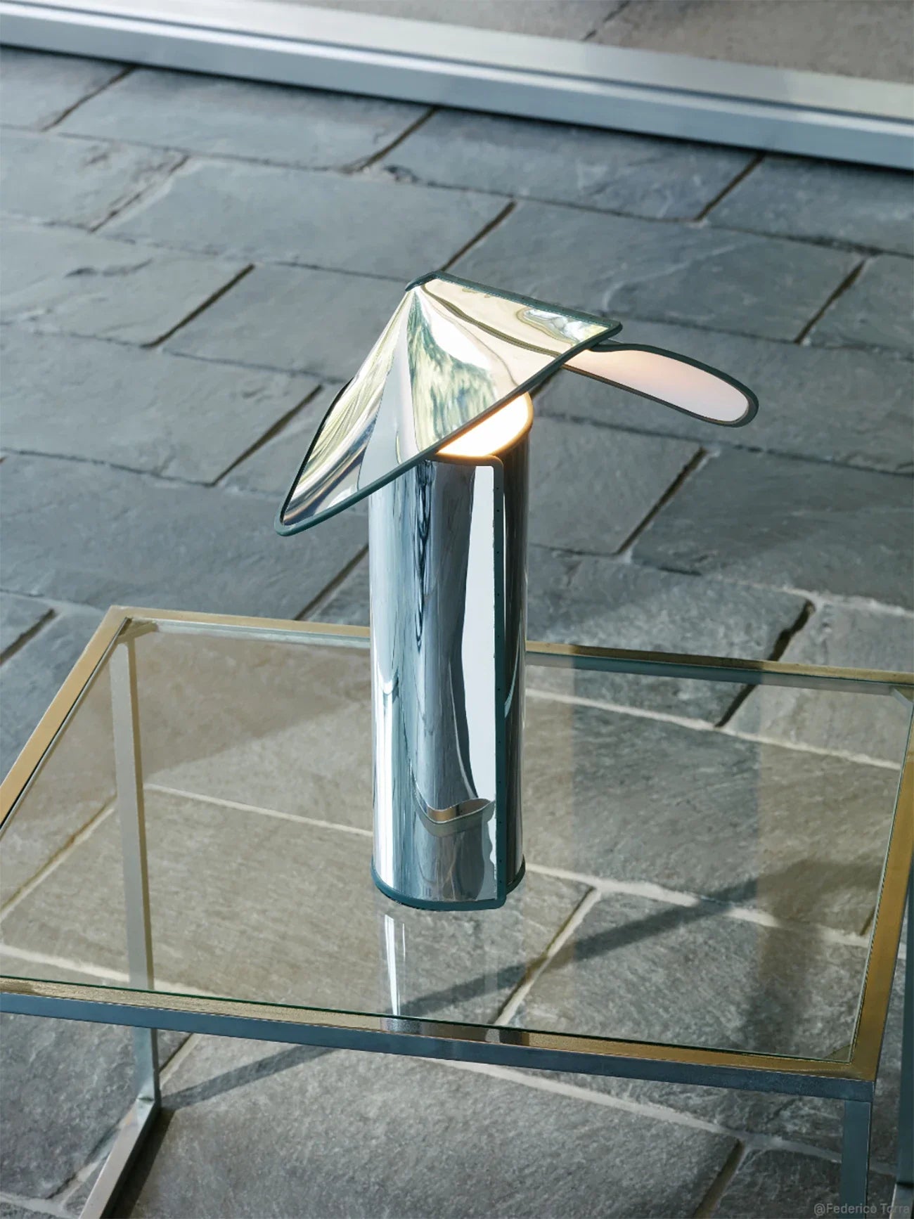 Lampe de chevet chapeau en métal design