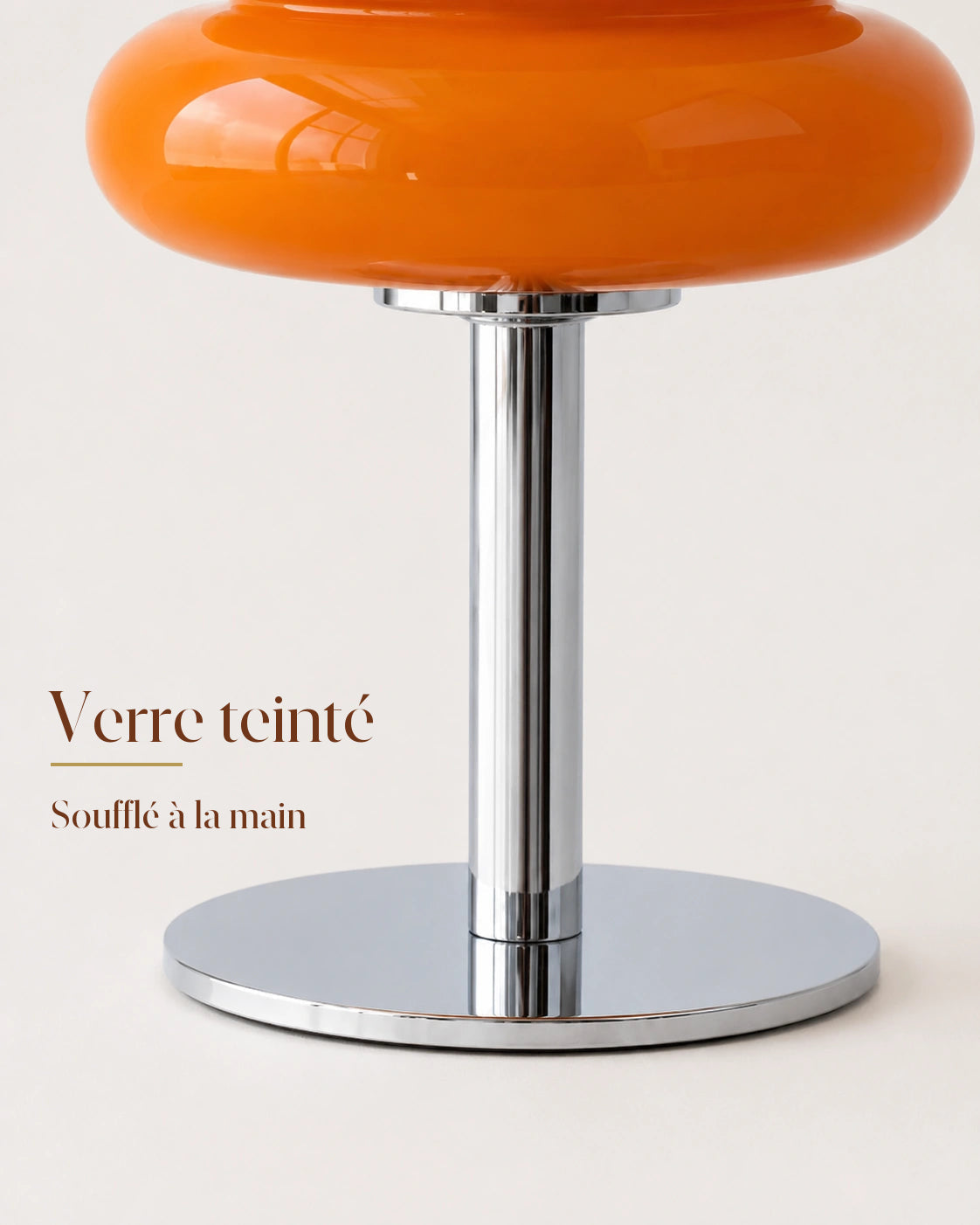 Détail du verre teinté orange soufflé à la main de la lampe Ambra