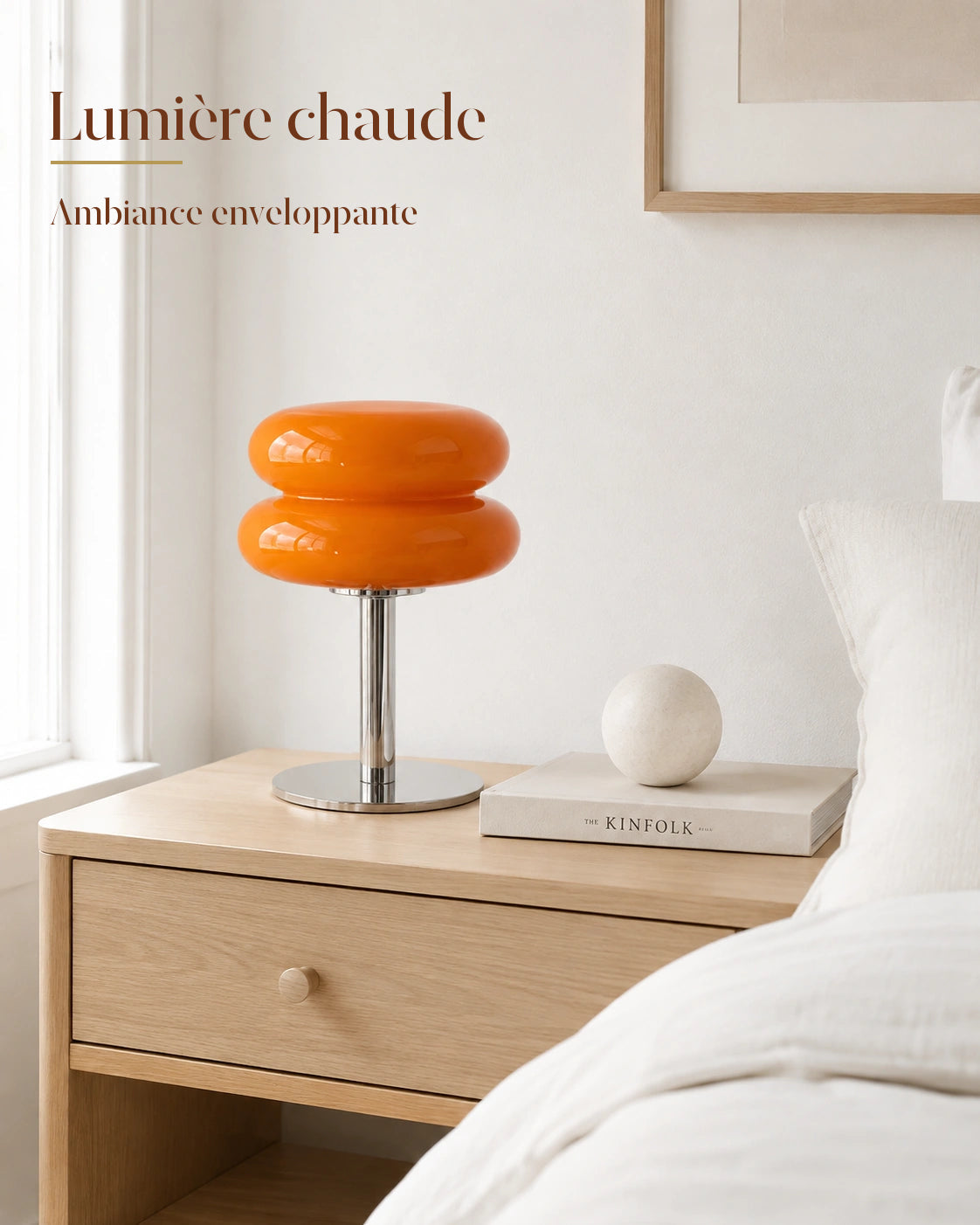 Lampe de chevet Ambra diffusant une lumière chaude