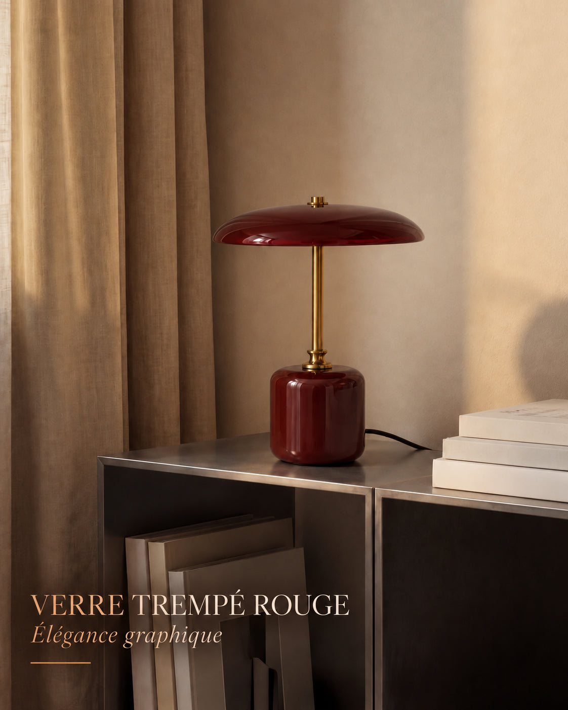 Lampe Carmin en verre trempé rouge au style graphique