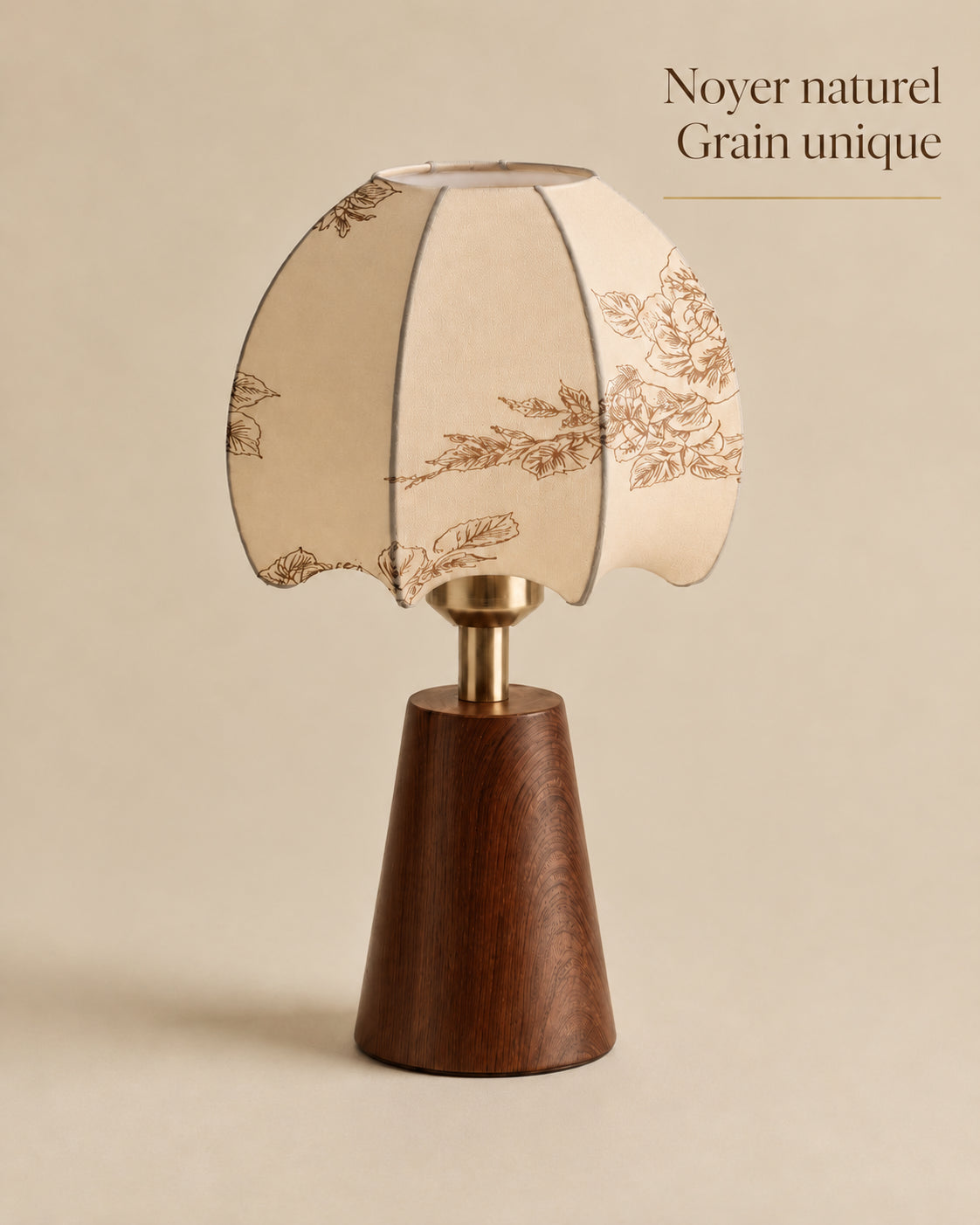 Lampe Conetta en noyer naturel au grain unique