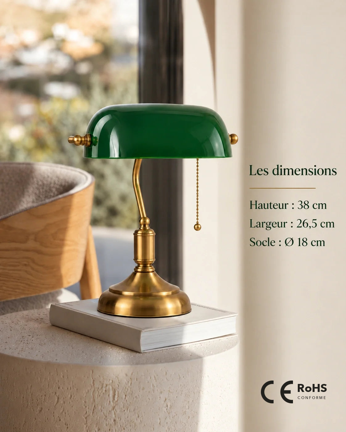Dimensions de la lampe vintage verte : hauteur 38 cm, largeur 26,5 cm, socle de diamètre 18 cm.