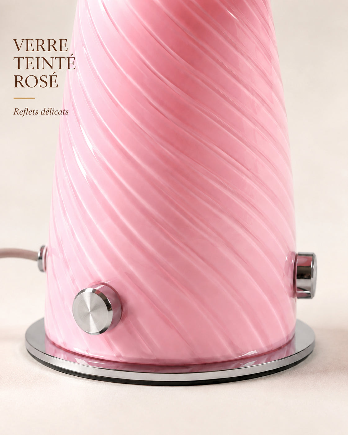 Lampe Rosette en verre teinté rosé aux reflets délicats